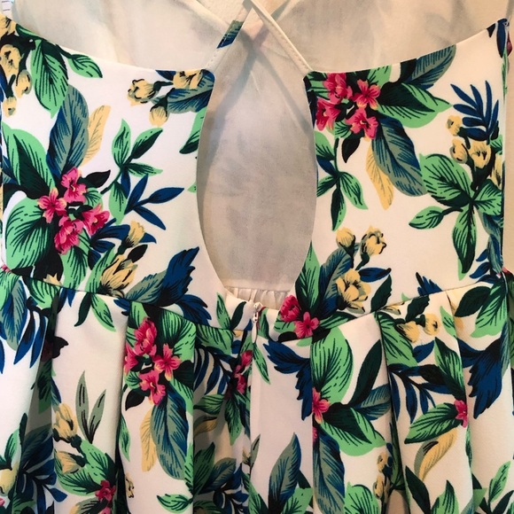 ✨Paper Crane✨ Floral Mini Dress - Picture 5 of 8